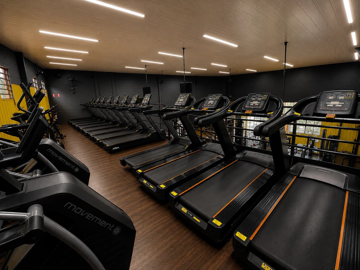 Sala de cardio com esteiras e elípticos na Loud Fit Amoreiras