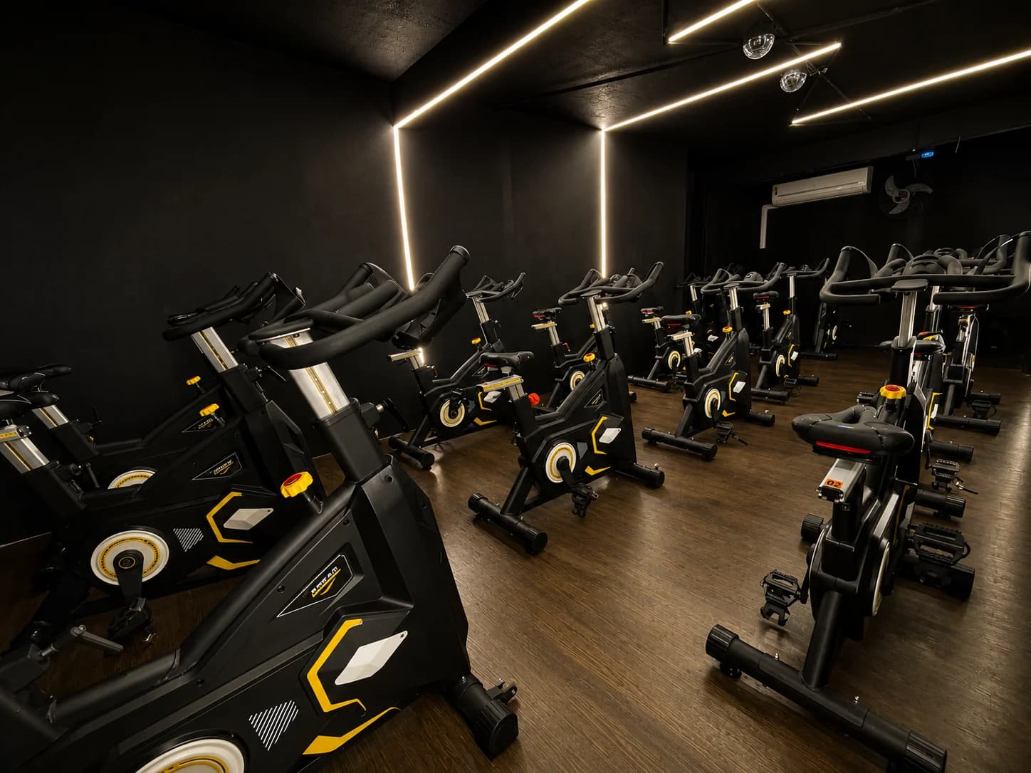 Sala de spinning com bikes indoor na Loud Fit Amoreiras