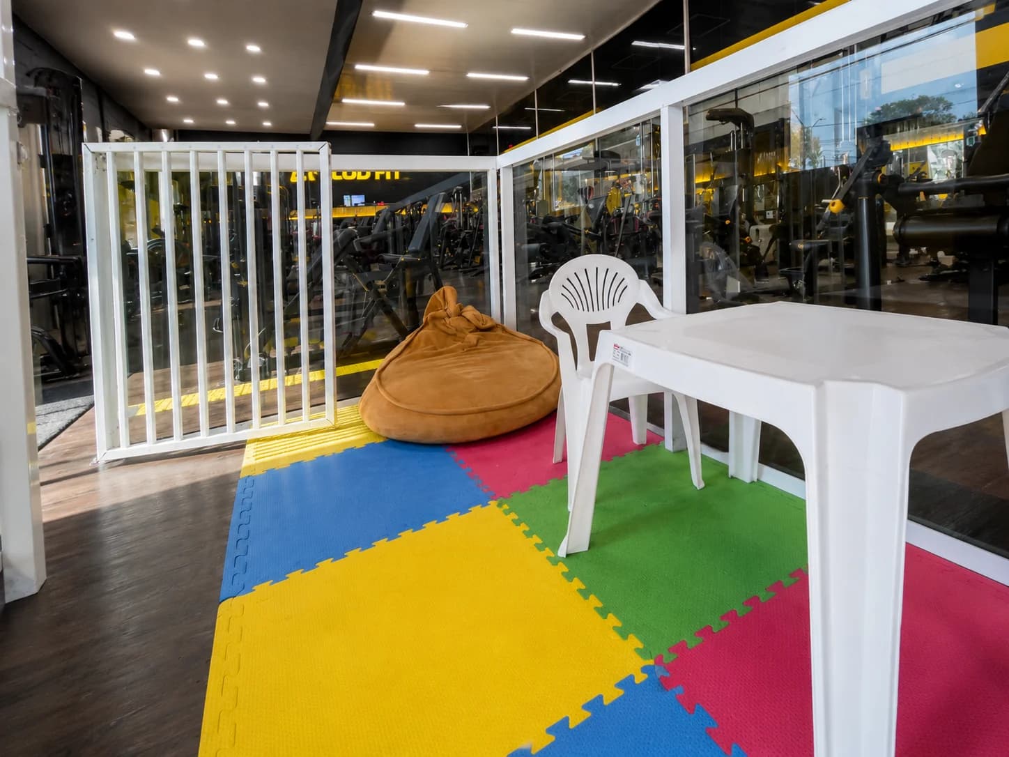 Área kids com tapete colorido na Loud Fit Amoreiras