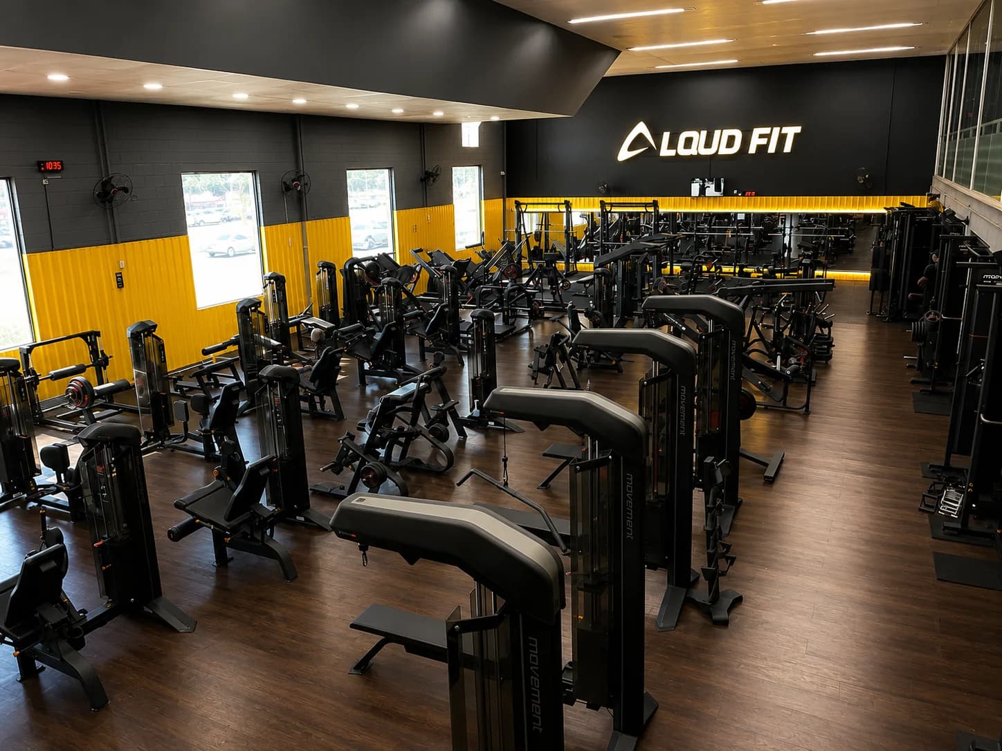 Máquinas de musculação alinhadas na Loud Fit Amoreiras