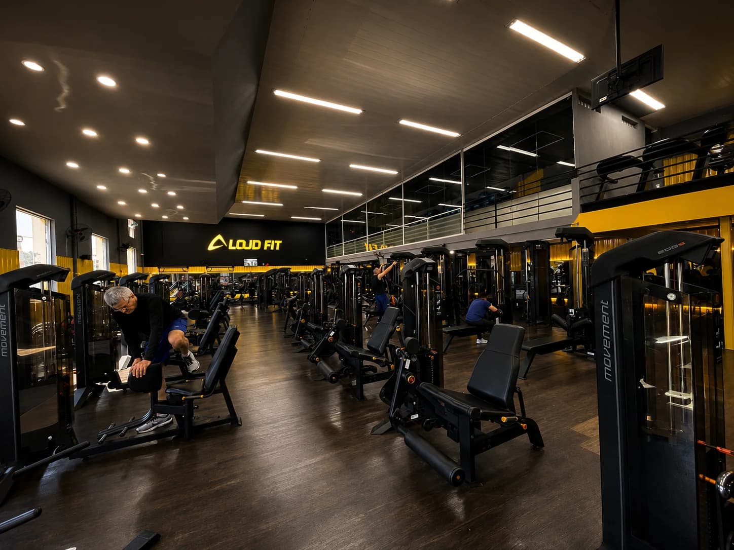 Alunos treinando na área de musculação da Loud Fit Amoreiras