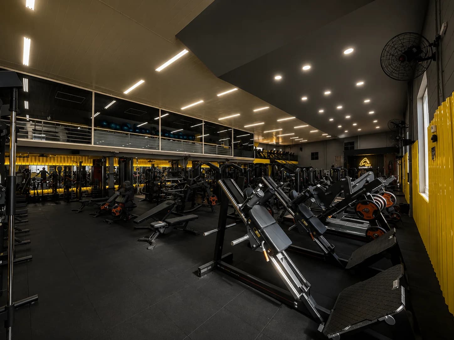 Área de musculação com aparelhos Movement na Loud Fit Amoreiras