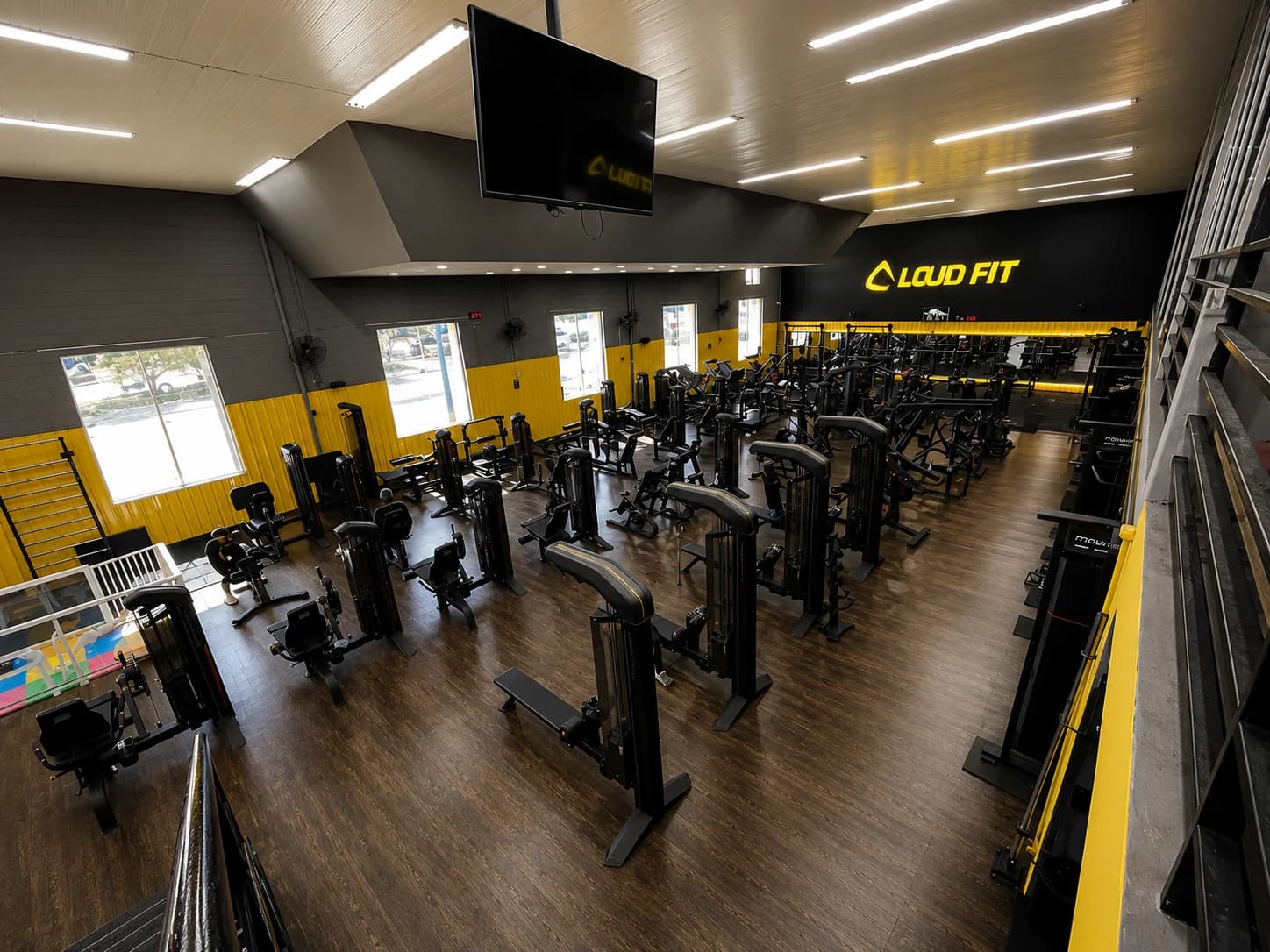 Visão geral da área de musculação da Loud Fit Amoreiras