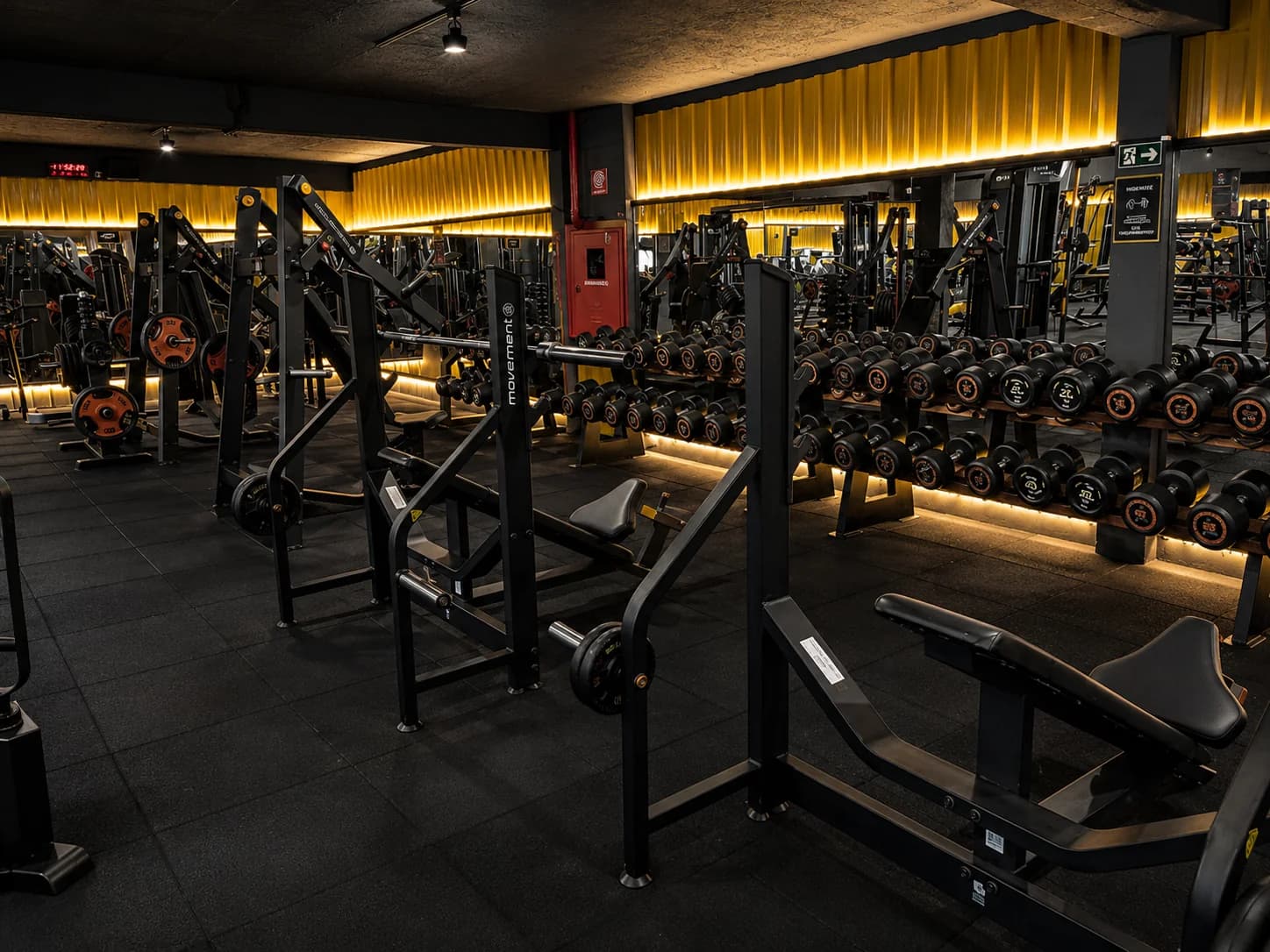 Rack de halteres e bancos livres na Loud Fit Amoreiras