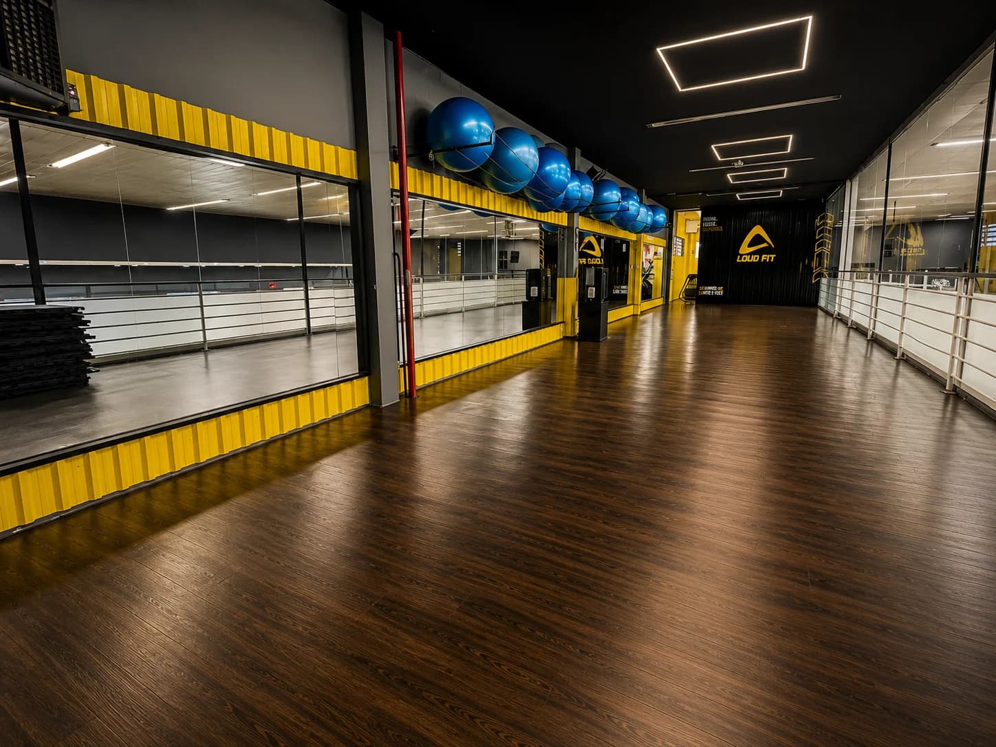 Sala de aulas coletivas com piso de madeira na Loud Fit Amoreiras