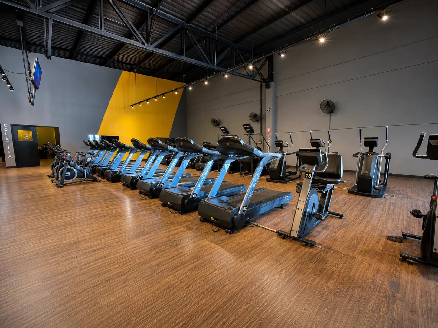 Sala de cardio com esteiras, bikes e elípticos na Loud Fit Mogi Mirim