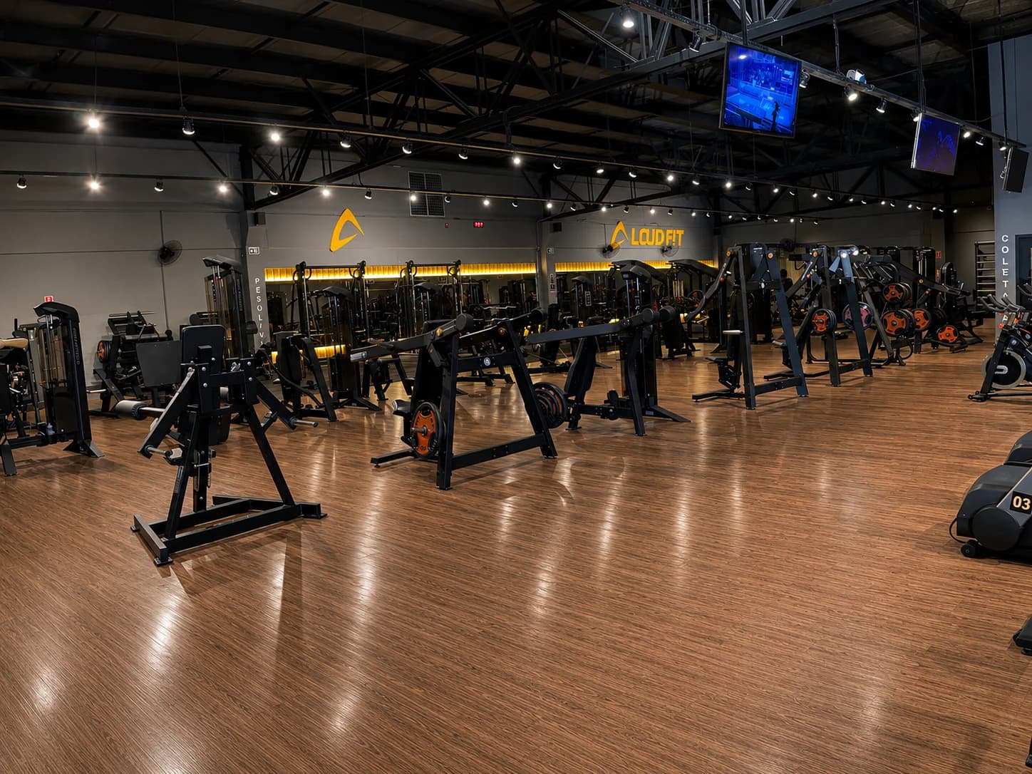 Fileira de racks e aparelhos de musculação na Loud Fit Mogi Mirim