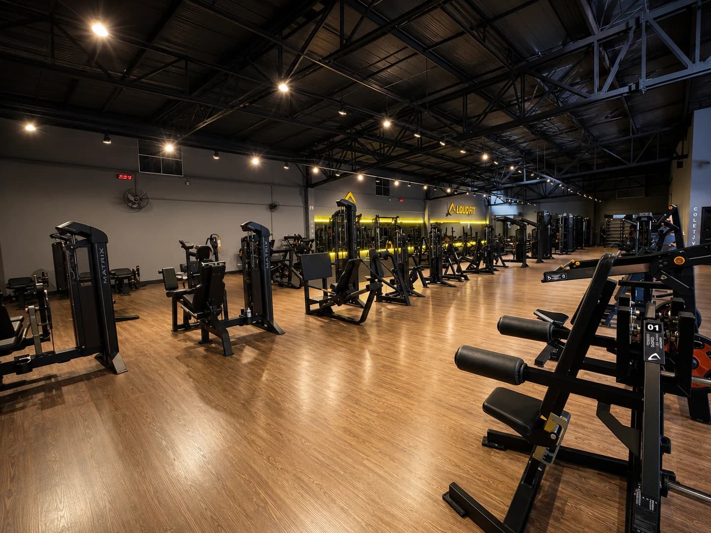 Visão geral da área de musculação da Loud Fit Mogi Mirim
