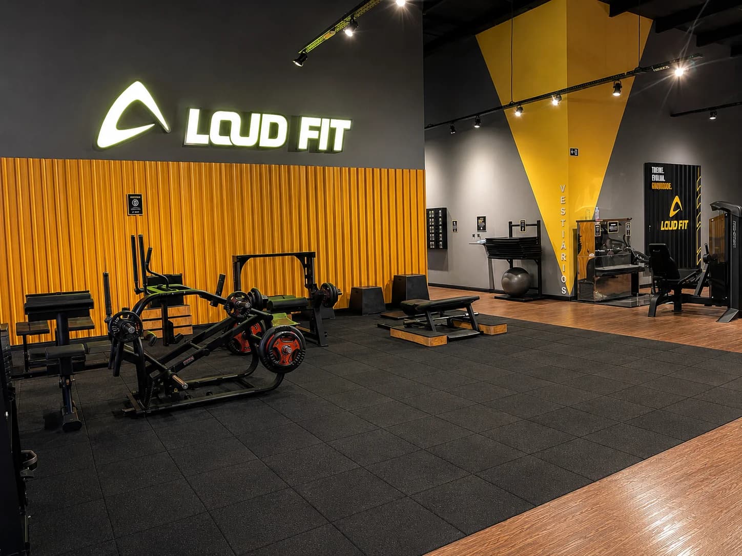 Área de peso livre e treino funcional com sled na Loud Fit Mogi Mirim