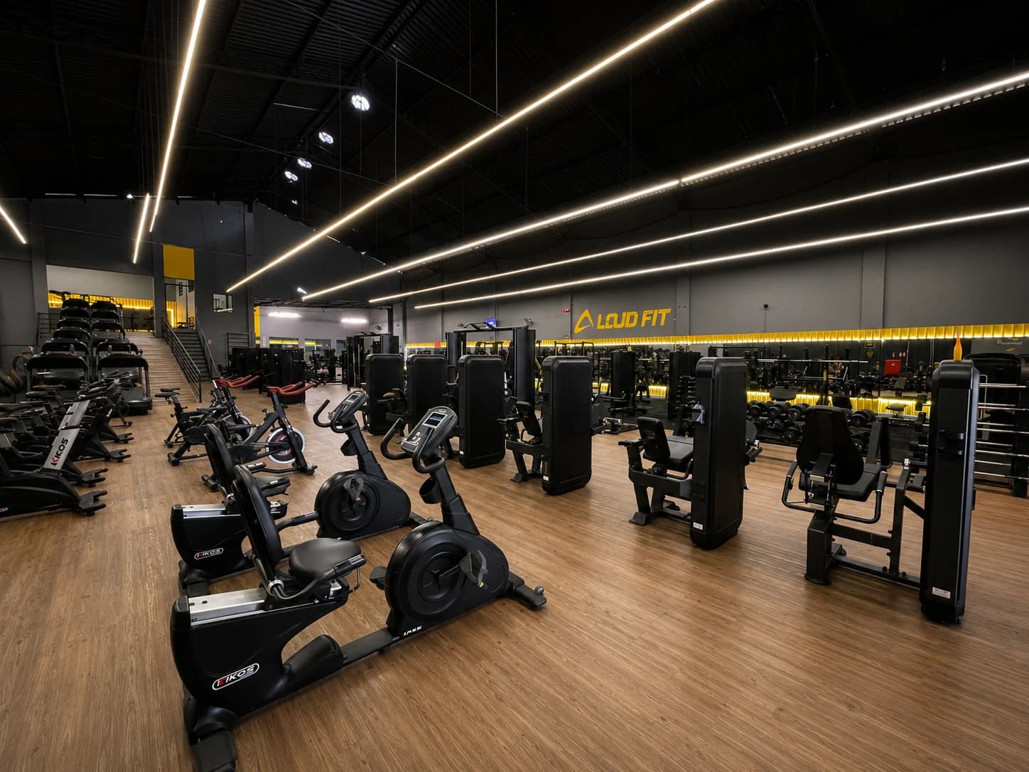 Bikes de cardio e estações de musculação na Loud Fit Vila Industrial