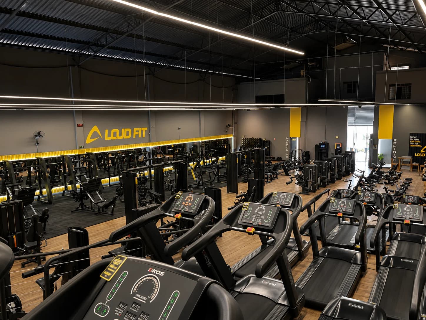 Sala de cardio com esteiras na Loud Fit Vila Industrial