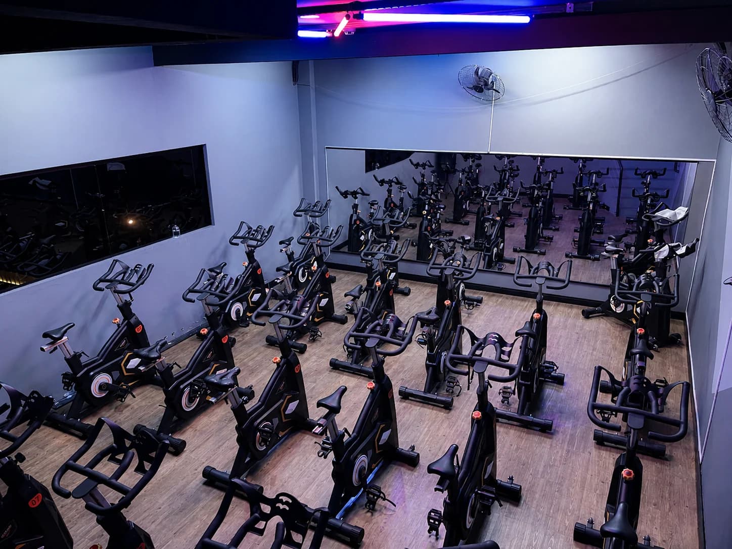 Sala de spinning com bikes indoor na Loud Fit Vila Industrial