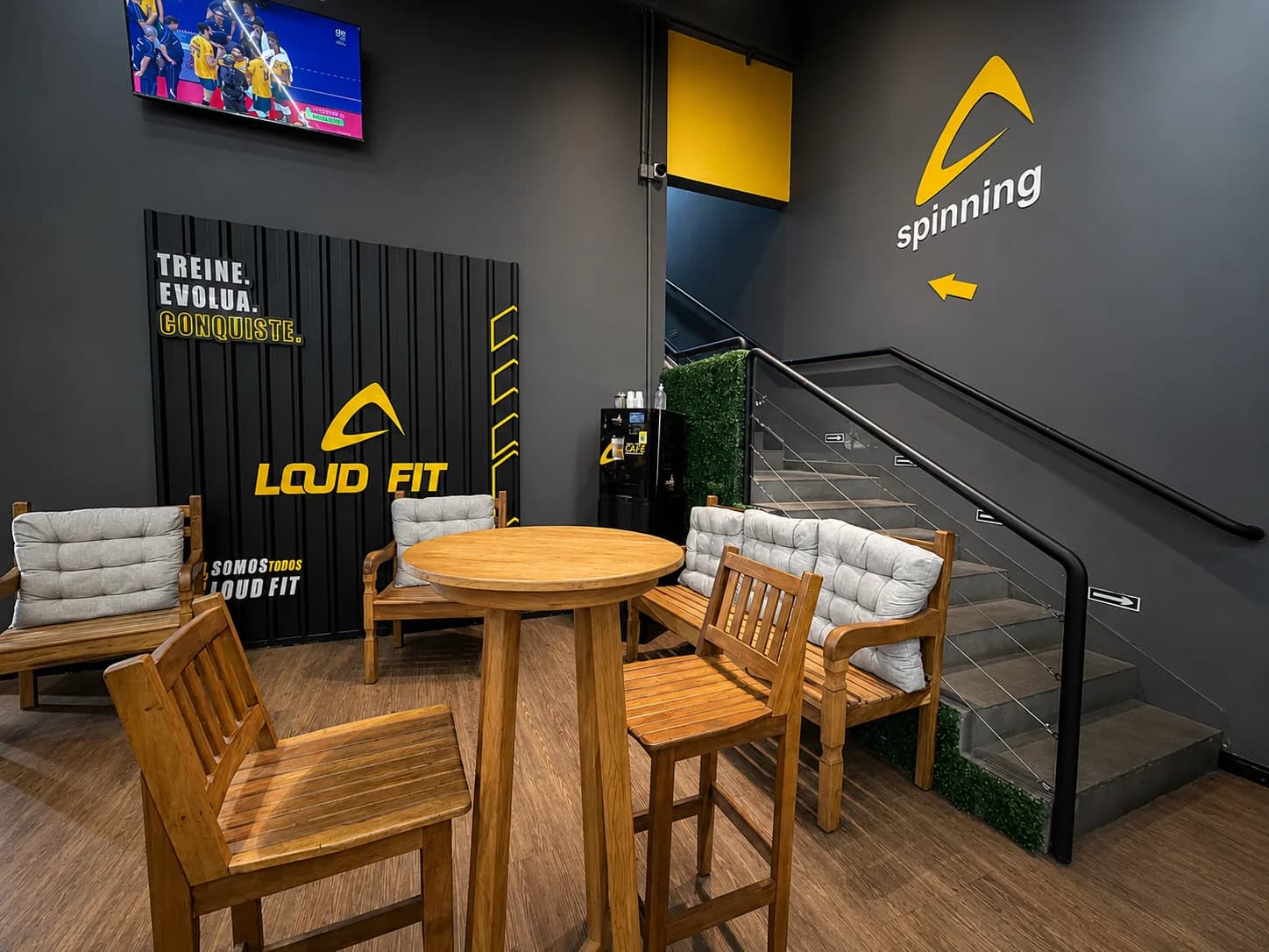 Lounge de espera com identidade Loud Fit na unidade Vila Industrial