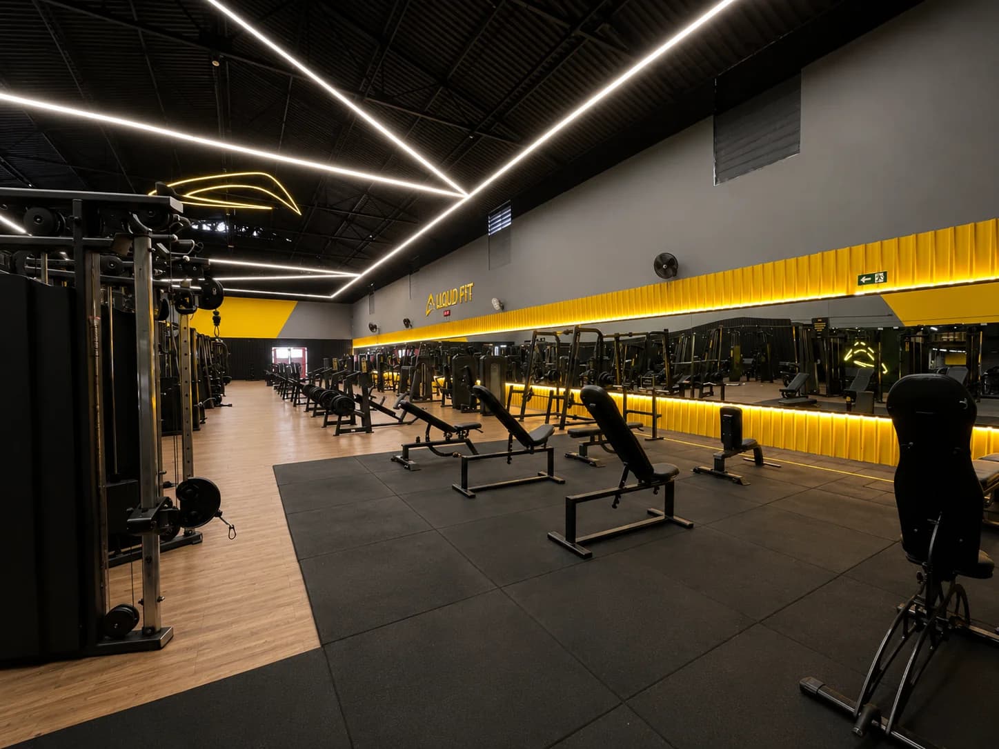 Bancos e aparelhos de musculação alinhados na Loud Fit Vila Industrial