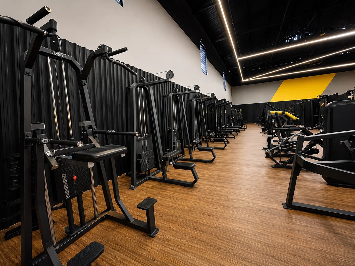 Fileira de aparelhos de musculação na Loud Fit Vila Industrial