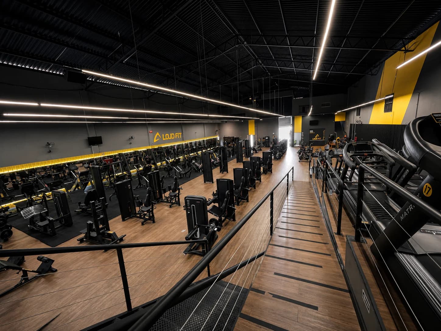 Visão panorâmica da área de musculação da Loud Fit Vila Industrial