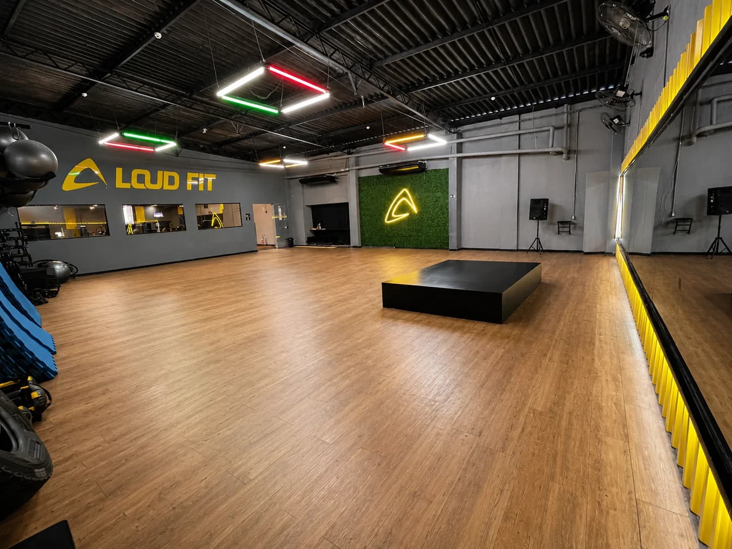 Sala de aulas coletivas com piso de madeira na Loud Fit Vila Industrial