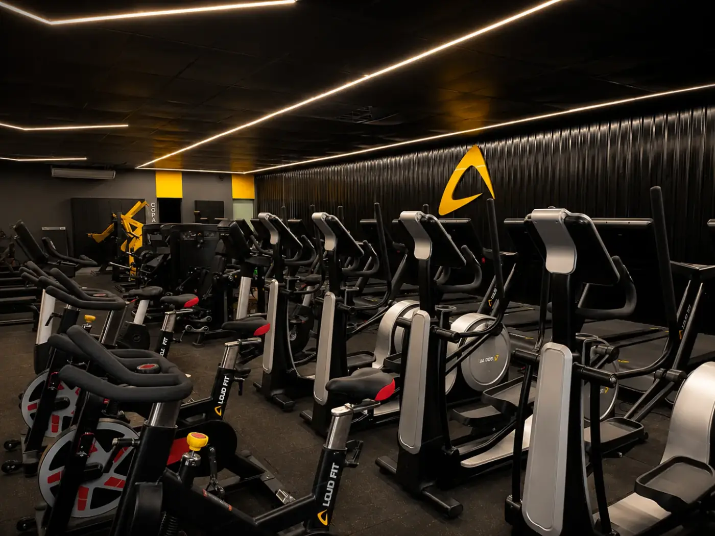 Sala de cardio com elípticos e bikes de spinning na Loud Fit Ipiranga